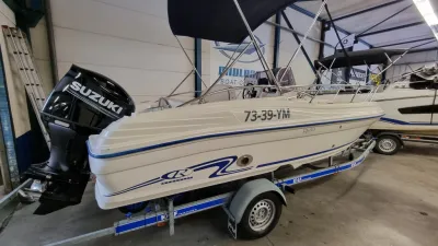 consoleboot op trailer in binnenhal