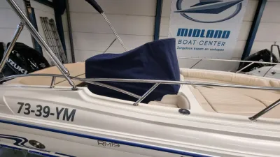 Boot in opslag met dekzeil en reling