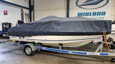 boot met dekzeil op trailer in hal