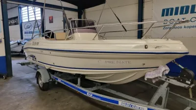 motorboot op trailer in binnenloods