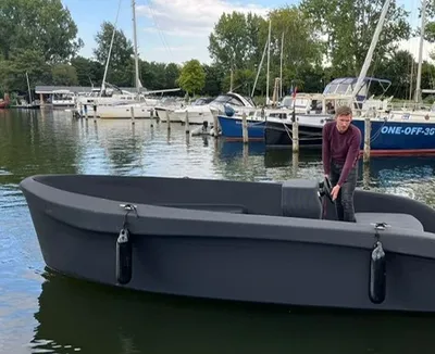 kleine grijze sloep op water bij een haven