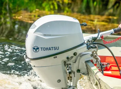 wit buitenboordmotor gemonteerd op boot