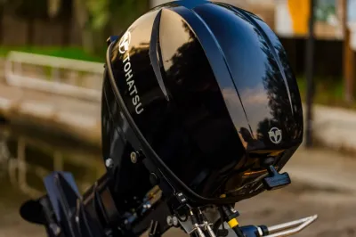 buitenboordmotor close-up bij steiger