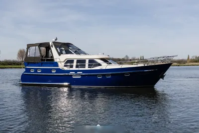 blauw motorjacht op rustig water