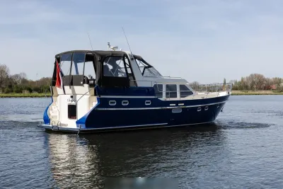 blauw motorjacht op kalm water