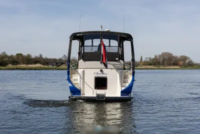 achteraanzicht van jacht op water