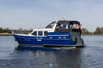 blauw motorjacht op rustige rivier