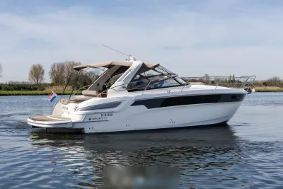 motorcruiser op rivier bij oever