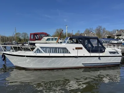 motorjacht afgemeerd in jachthaven