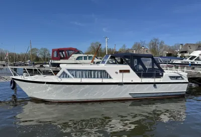 motorjacht in jachthaven