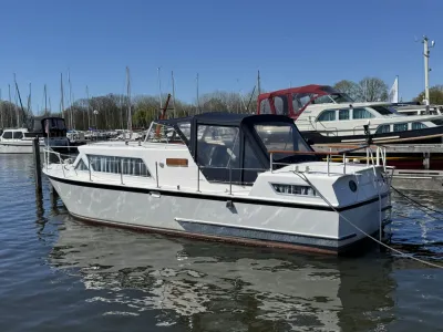 motorjacht aangemeerd in jachthaven