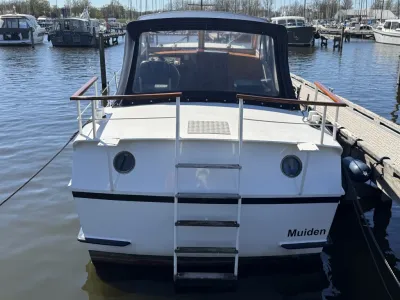 achteraanzicht van motorjacht aan steiger
