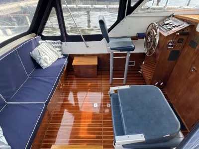 interieur motorjacht met kuip, stuur en banken