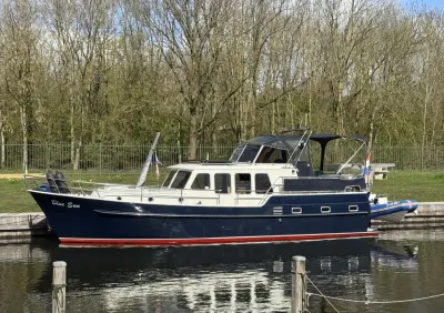 motorjacht afgemeerd bij steiger