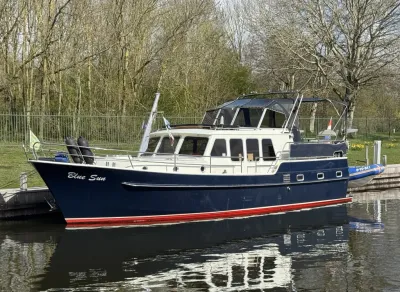 motorjacht afgemeerd in kanaal