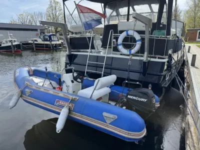 Achterdek met bijboot in jachthaven