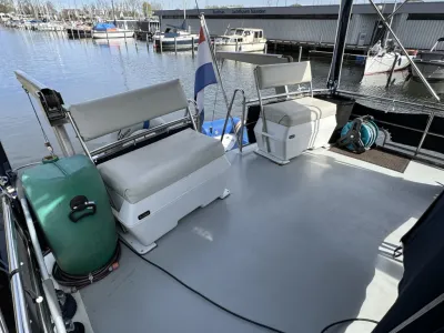 Achterdek van motorjacht met zitbanken