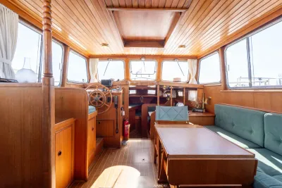 kajuitinterieur met stuurhut en zithoek