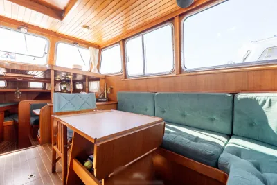 kajuitinterieur met zithoek en tafel