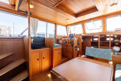 kajuitinterieur met houten betimmering