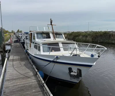 motorjacht afgemeerd aan houten steiger