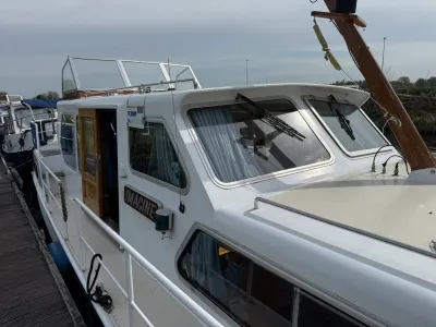 motorboot aan de steiger, zijaanzicht