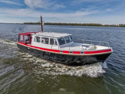 stalen motorjacht op het water