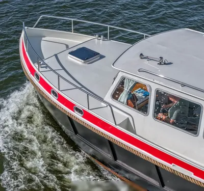 vooraanzicht motorjacht op het water