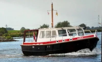 motorjacht op binnenwater met cabine