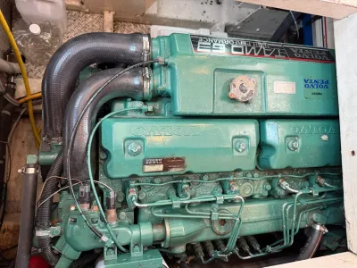 motor in machinekamer van jacht