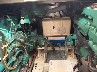 motorruimte met generator en motoren