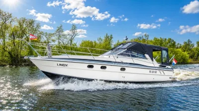 motorboot op water met bomen op achtergrond