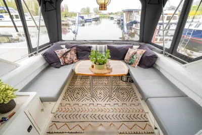 kuip met zithoek en tafel