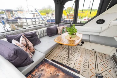 interieur kuip met zithoek en tafel