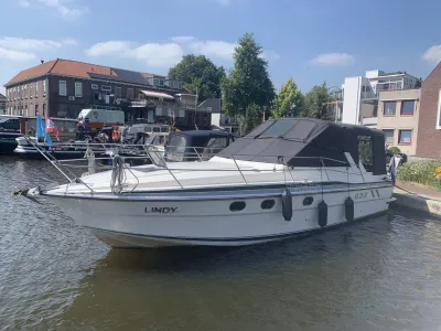 motorboot afgemeerd in stadshaven