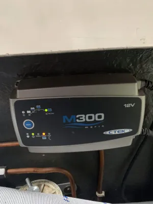 acculader bevestigd in kajuit