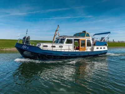 motorjacht varend langs dijk