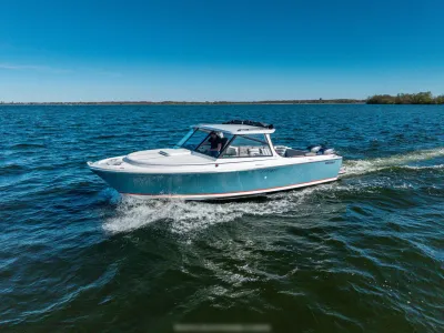 motorboot varend op open water