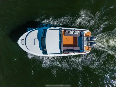 sportboot van boven gezien op open water