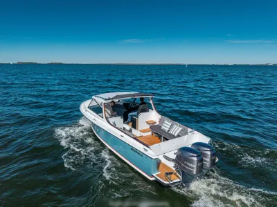 boot op open water, achteraanzicht