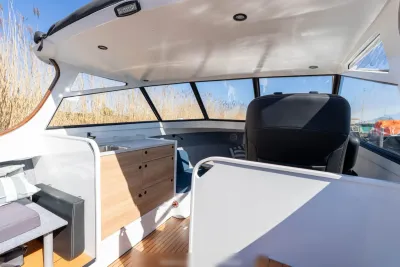 interieur van kleine kabineboot met stuurstoel