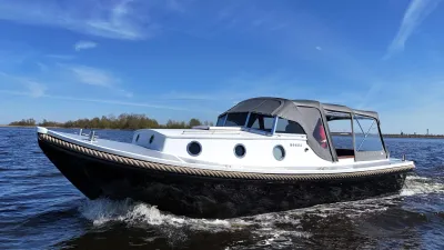 motorjacht met kuiptent op open water
