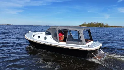 motorvlet met kuiptent op open water