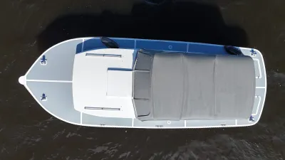 Bovenaanzicht van boot met kuiptent