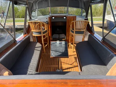 kuip met zitplaatsen en tafel