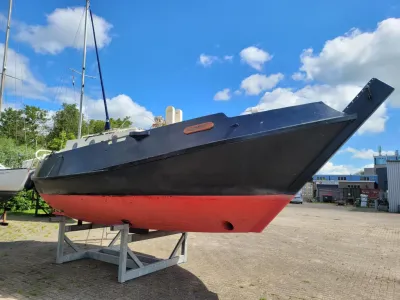 jacht op stelling met zwarte en rode romp