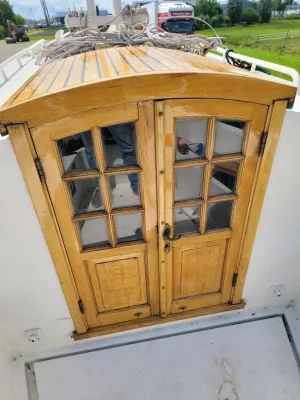 houten kajuitdeur met dek en touwen