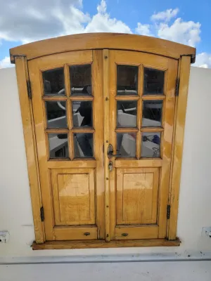 houten dubbele deur met ruiten