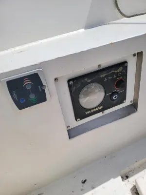 instrumentenpaneel op bootdek