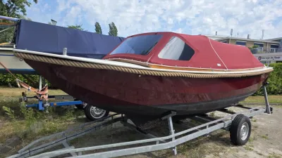 rode sloep met kap op trailer